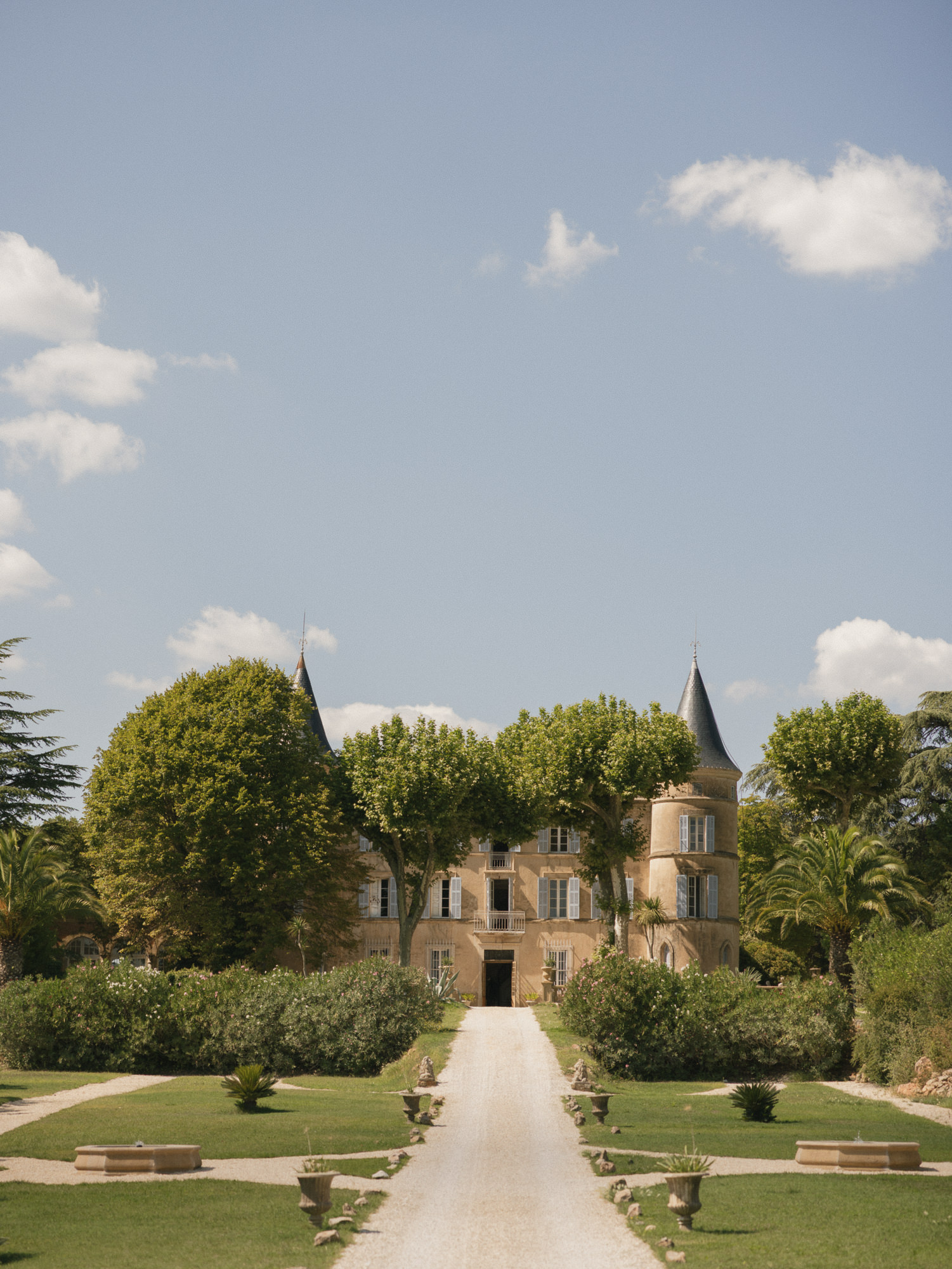 Outdoor wedding ceremony at Château Robernier in Provence
